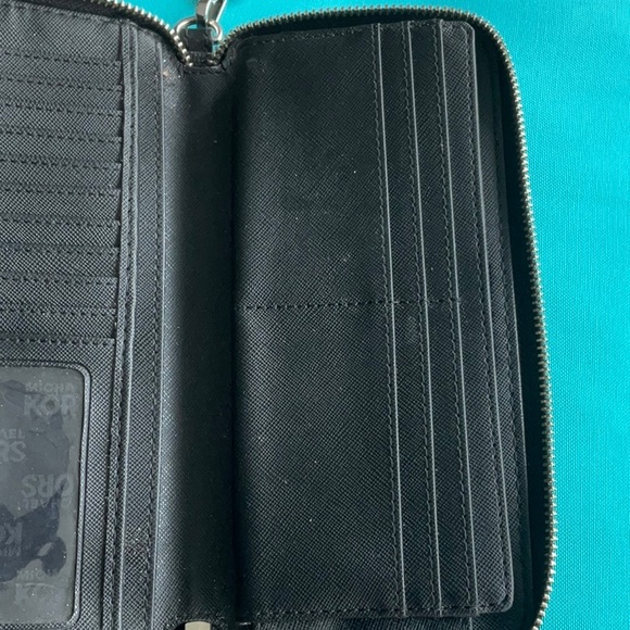 Michael Kors wallet - Picture 6 of 10